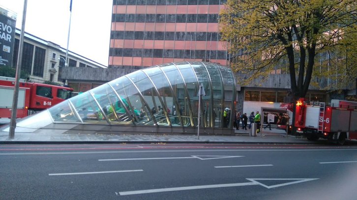 Exterior de la estación de Abando recién desalojada. (Juanjo BASTERRA)