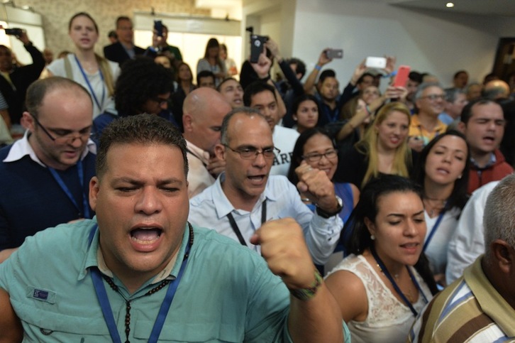 Seguidores de la Mesa de la Unidad Democrática (MUD), coalición opositora, celebran su victoria en las elecciones parlamentarias de Venezuela. (Luis ROBAYO/AFP)
