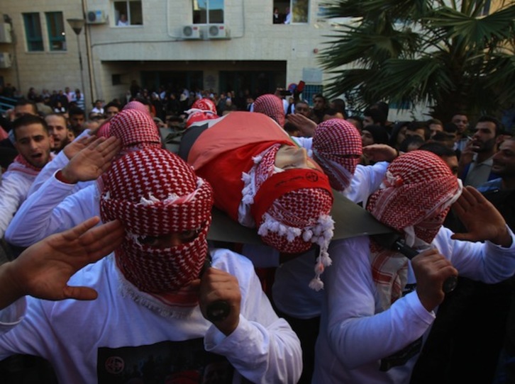 Funeral por el joven palestino fallecido por disparos israelíes. (Musa AL-SAHER/AFP)