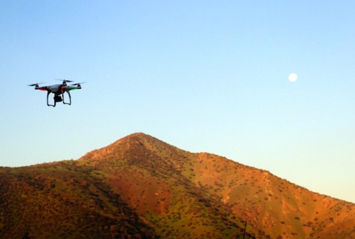 Los drones aspiran a convertirse en un regalo estrella para estas navidades. (Martin BERNETTI/AFP)