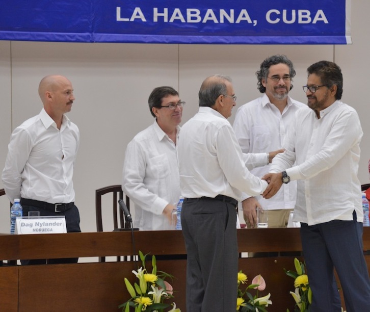 Saludo entre los máximos representantes de las delegaciones del Gobierno y de las FARC.  (Omar NIETO / Oficina Alto Comisionado Para la Paz) 