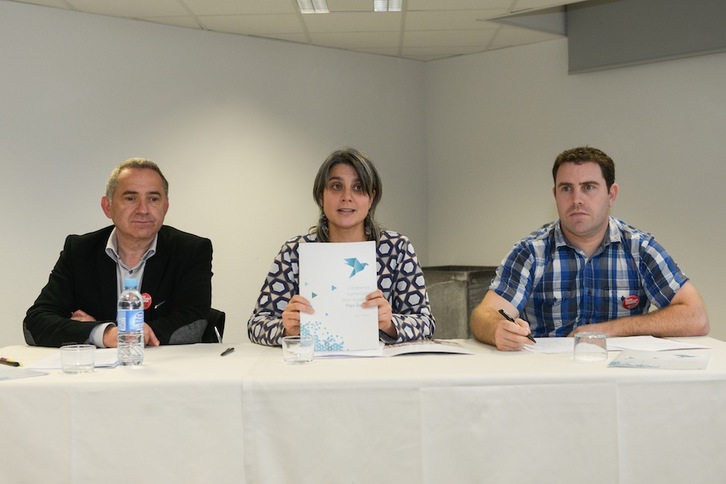Christophe Desprez, Anaiz Funosas y Peio Dufau, de Bake Bidea, en la comparecencia que han ofrecido en Baiona. (Isabelle MIQUELESTORENA)