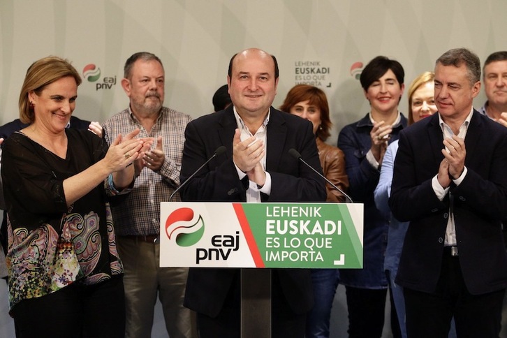 Andoni Ortuzar ha valorado los resultados en Sabin Etxea junto a los candidatos de su partido. (ARGAZKI PRESS)
