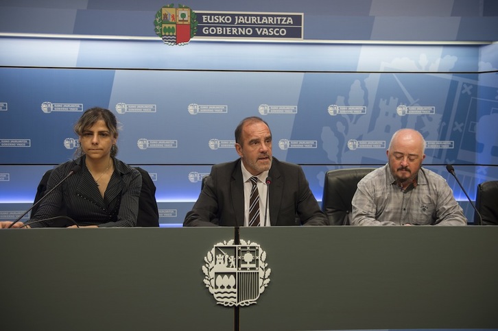 Sarai Montes, José Luis Madrazo y Ares Piñeiro han informado del decreto aprobado por el Ejecutivo. (Monika DEL VALLE/ARGAZKI PRESS)