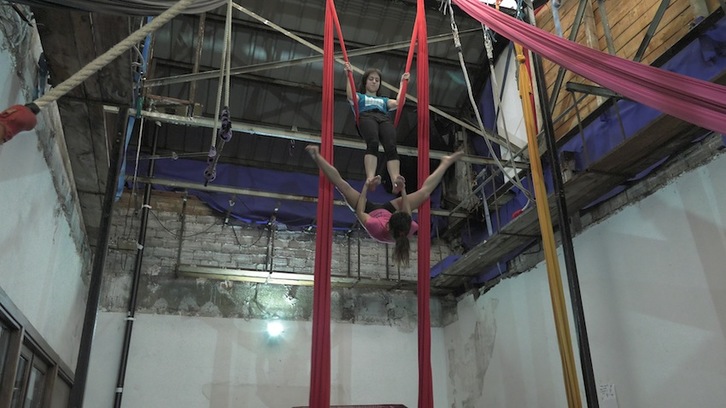 Maider Yabar y una compañera en la sala de acrobacias de Zirkozaurre. (Gotzon ARANBURU/ARGAZKI PRESS)