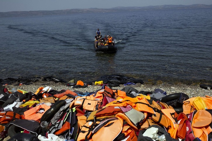 Un bote llegando a la costa de Lesbos. (Angelos TZORTZINIS / AFP)