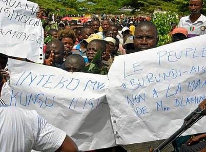 Burundi. Dos ministros amenazan con cerrar una radio en Burundi por informar de las protestas. 1227_mun_burundi