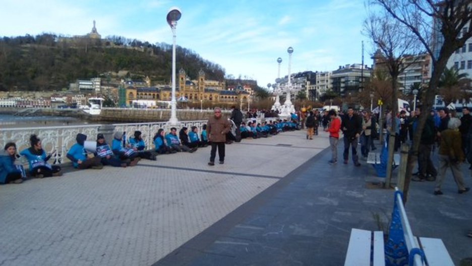 En Donostia, encadenados a la barandilla de la Concha. (@ErnaiDonostia)
