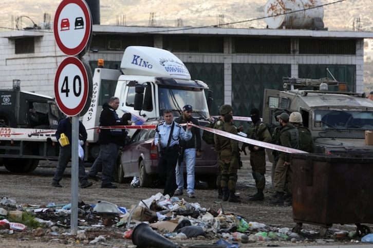 Soldados israelíes en el lugar donde se ha producido el supuesto ataque. (Jaafar ASHTIYEH/AFP) 