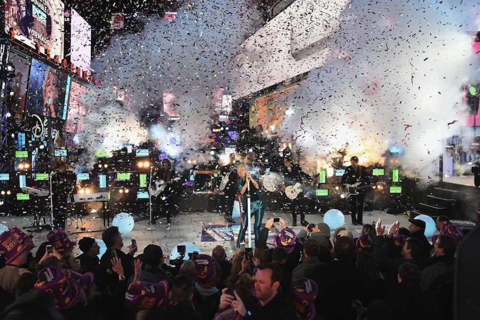 Actuación de la cantante Carrie Underwood en Times Square, Nueva York. (Nicholas HUNT / AFP) 
