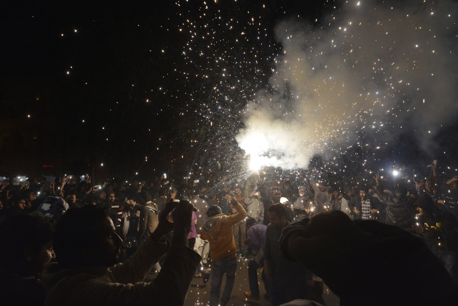 Celebración con material pirotécnico en Lahore. (Arif ALI / AFP)