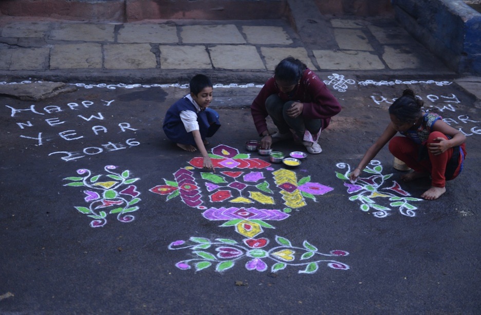 Pintando los tradicionales ‘rangolis’ en Hyderabad, India. (NOAH SEELAM / AFP)
