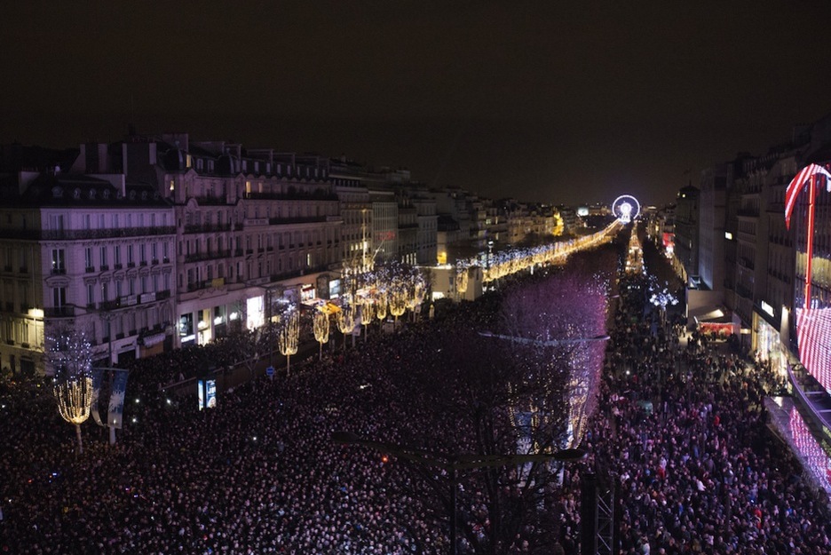 Los Campos Eliseos de París repletos de gente. (FLORIAN DAVID / AFP)