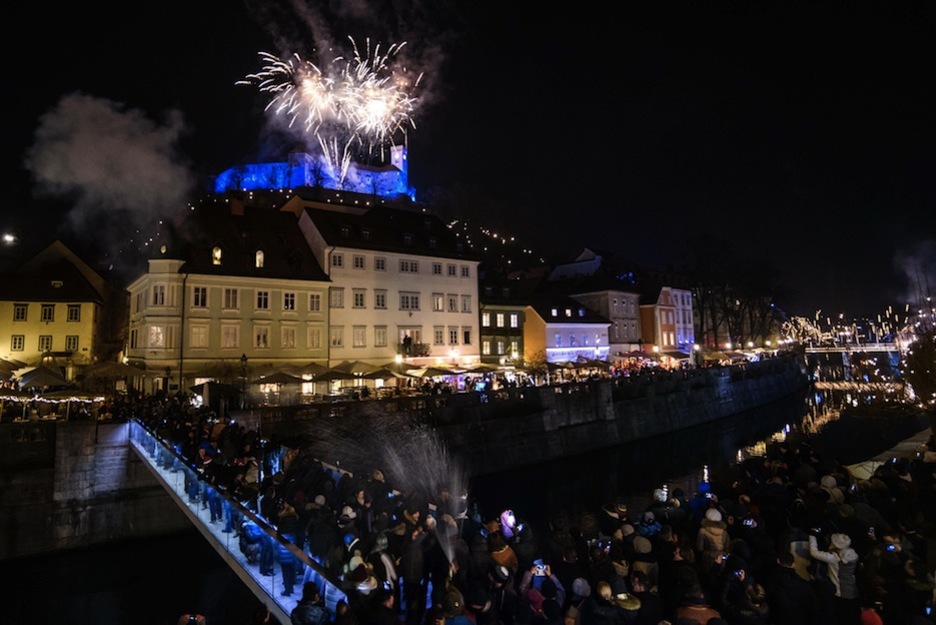 Fuegos sobre el castillo de Ljubljana, en Eslovenia. (JURE MAKOVEC / AFP)