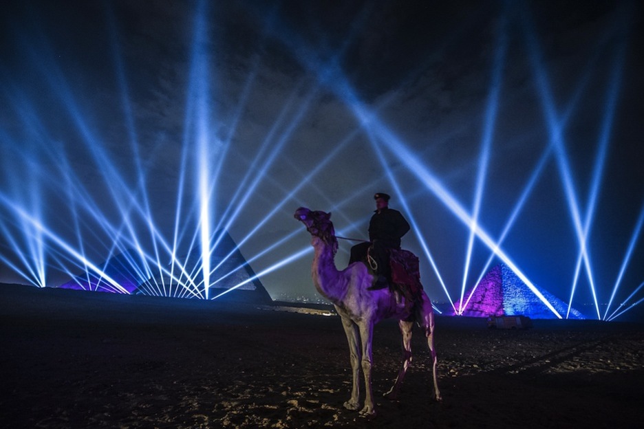 Un policía egipcio a camello junto a las pirámides. (KHALED DESOUKI / AFP)