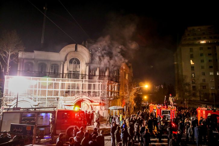 Embajada de Arabia Saudí atacada en Teherán. (MOHAMMADREZA NADIMI /AFP)