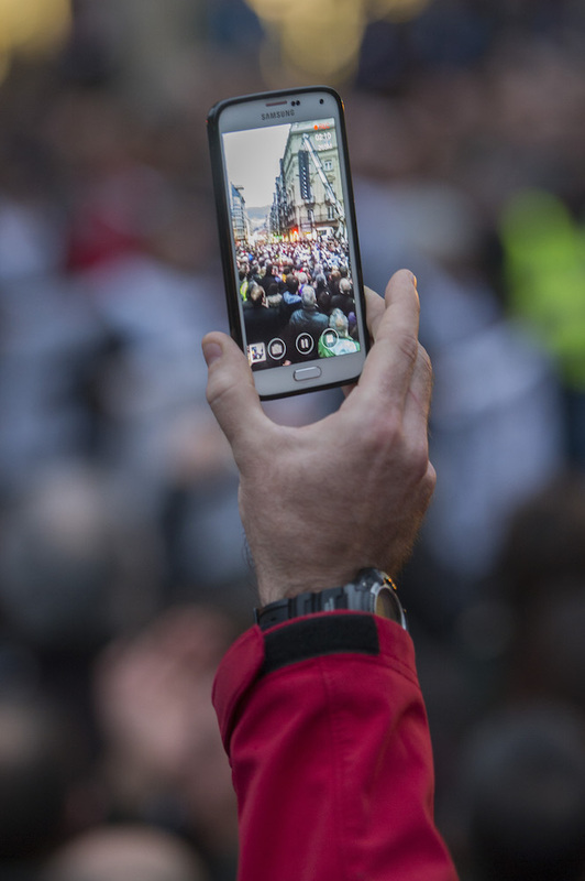 Un ciudadano retrata la marcha del año pasado con su móvil. (Juanan RUIZ | ARGAZKI PRESS)