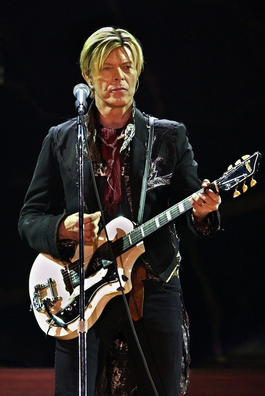 David Bowie, durante un concierto en 2003. (Bertrand GUAY/AFP)