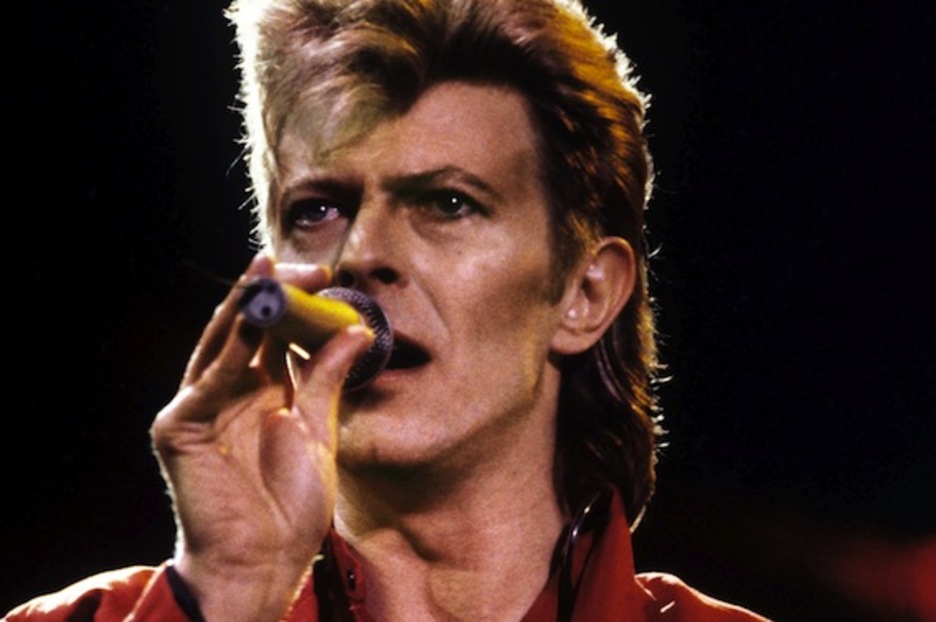David Bowie, en un concierto en ofrecido en el circuito alemán de Nuerburgring en 1987. (Harald MENK/AFP)