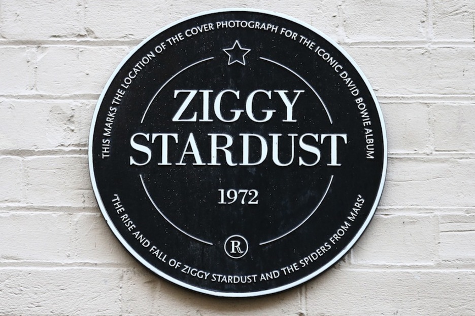 Placa colocada en el lugar que ilustra la portada de ‘Ziggy Stardust’, en el centro de Londres. (Justin TALLIS/AFP)