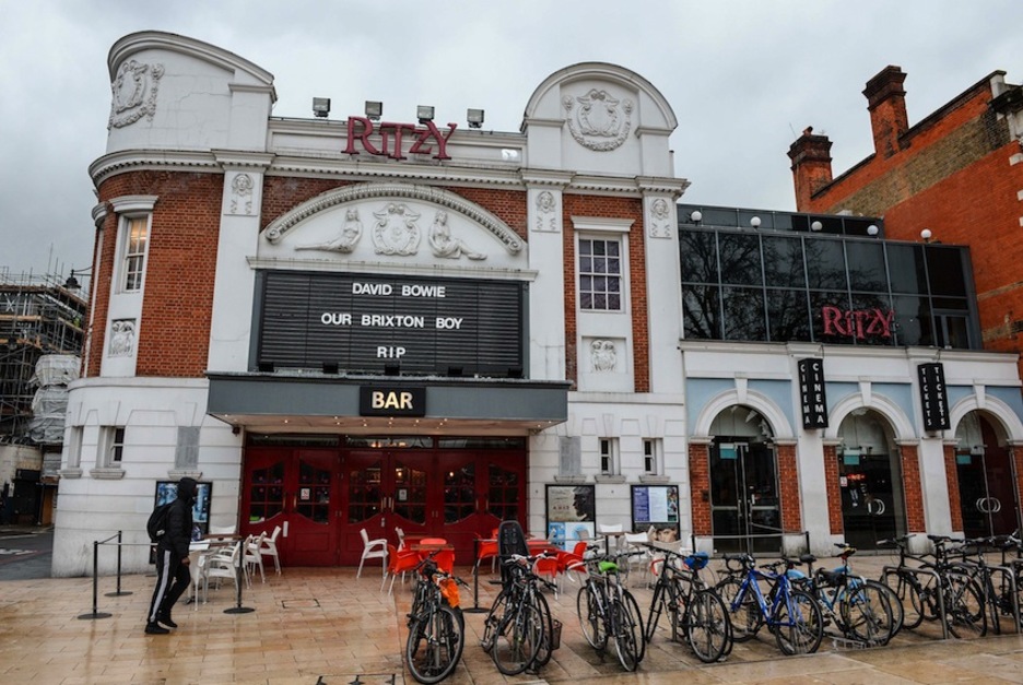 Recuerdo a Bowie en Ritzy Picturehouse cinema, en Brixton. (Chris RATCLIFFE/AFP)