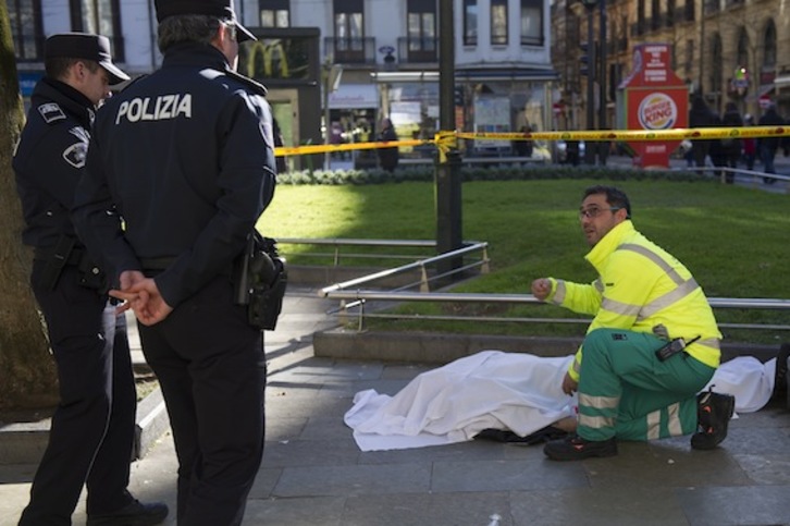 Un técnico de emergencias y dos agentes municipales, junto al cuerpo del hombre fallecido en el Boulevard. (Juan Carlos RUIZ/ARGAZKI PRESS)