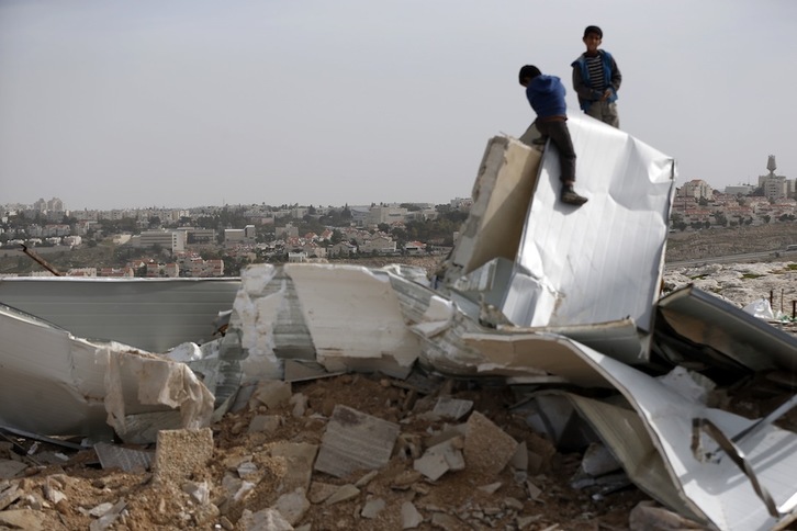 Jóvenes palestinos observan sus viviendas derruidas en Jerusalén. (Ahmad GHARABLI / ARGAZKI PRESS)