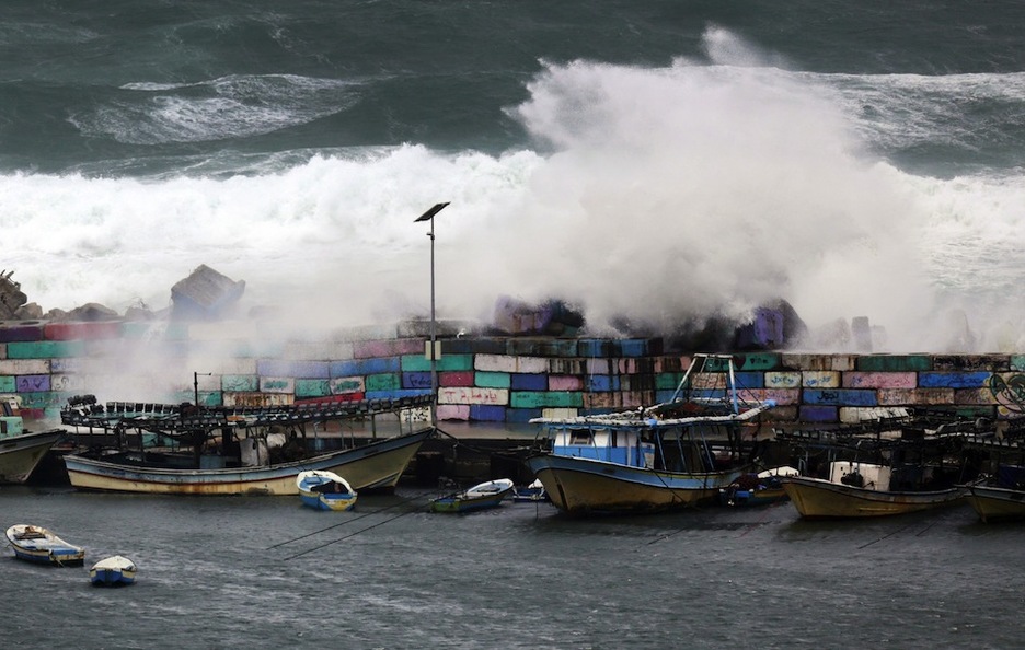 El mar también ha provocado daños en la costa de Gaza. (Mahmud HAMS / AFP)