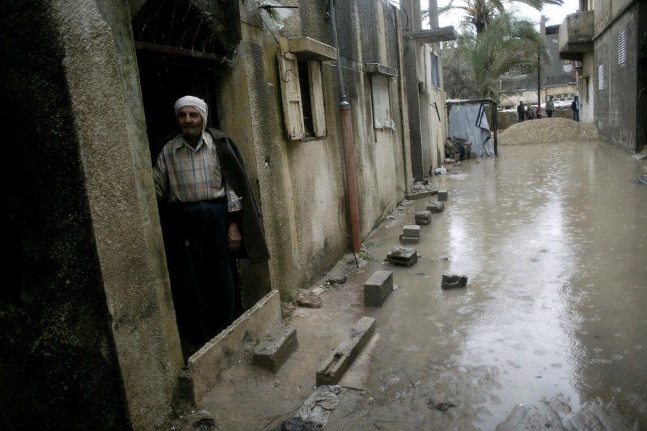Las entradas a muchos hogares han quedado inundadas. (Said KHATIB / AFP)