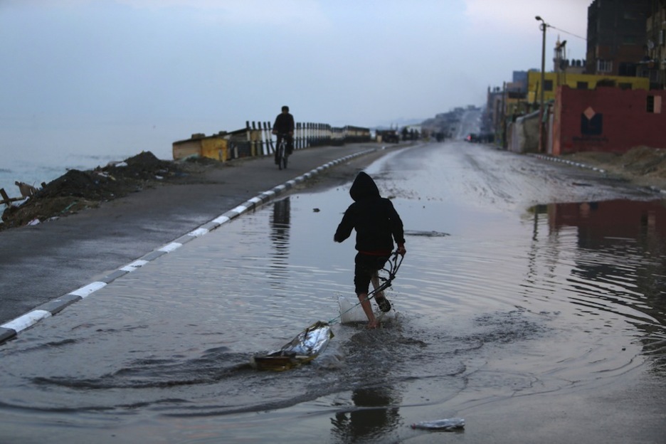 Varias carreteras han quedado cortadas. (Mohammed ABED / AFP)