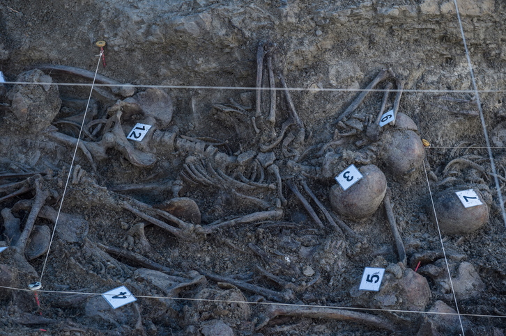 Los huesos hallados en Olabe por técnicos de Aranzadi. (Jagoba MANTEROLA / ARGAZKI PRESS)