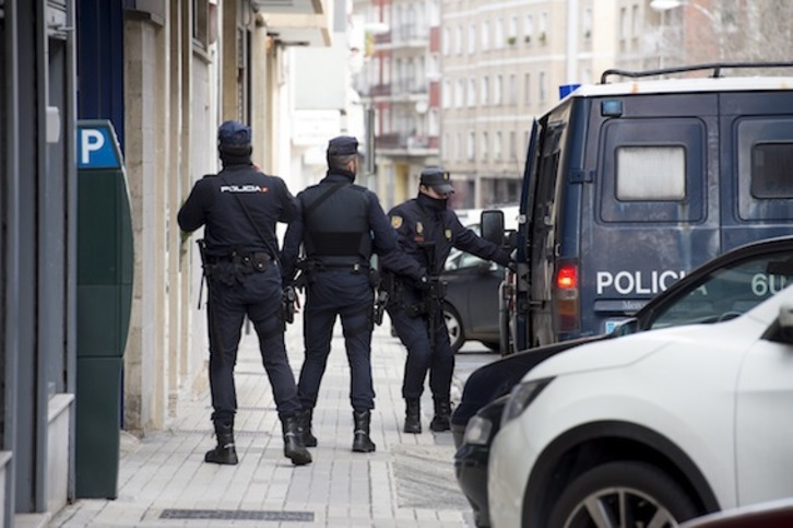 Agentes de la Policía española, el lunes, durante el operativo contra los miembros de Indar Gorri. (Iñigo URIZ/ARGAZKI PRESS)