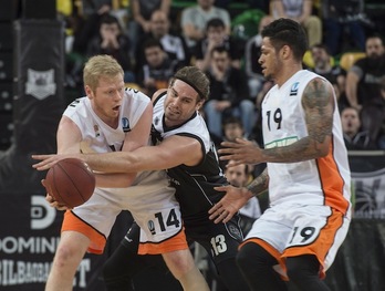 Lance del partido entre Bilbao Basket y Ulm. (Monika DEL VALLE / ARGAZKI PRESS)