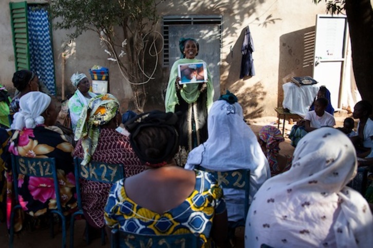 Un grupo de mujeres, en una charla de sensibilización en Bamako, Mali. (UNICEF)