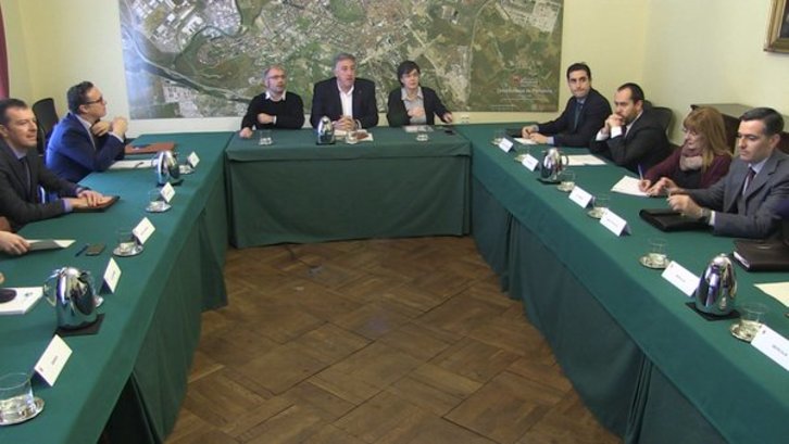 Reunión del Ayuntamiento de Iruñea con representantes de los bancos. (@AhotsaInfo)