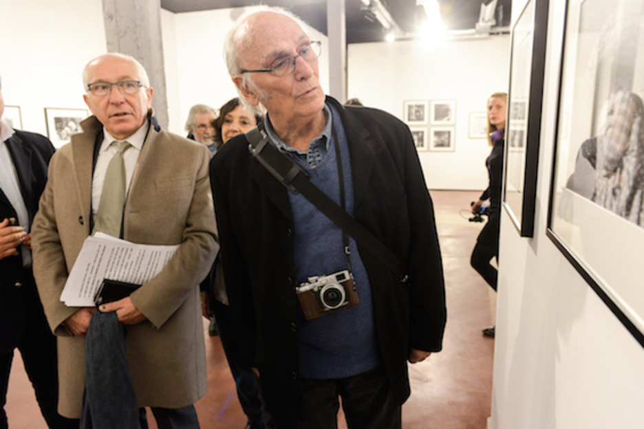 Carlos Saura découvrait l'exposition consacrée à ses photographies en compagnie de la commissaire et de la Mairie de Bayonne. © Isabelle Miquelestorena