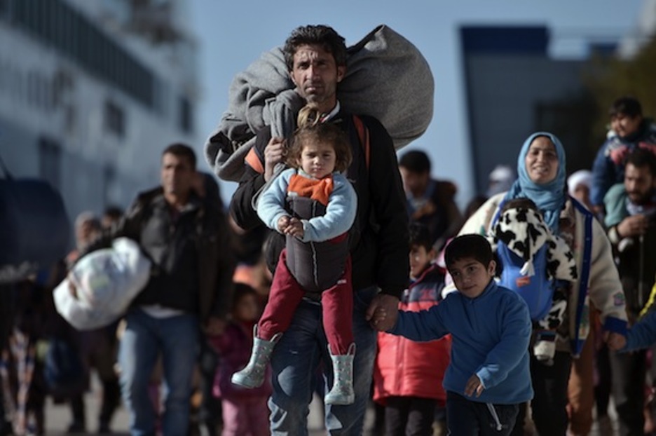 Un grupo de refugiados llegado a las costas griegas. (Louisa GOULIAMAKI/AFP)