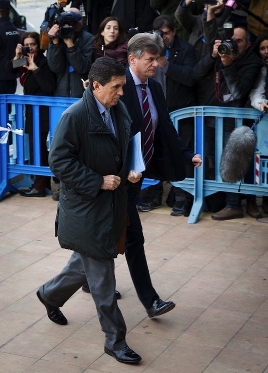 Jaume Matas llega al juzgado acompañado por su abogado. (Jaime REINA / AFP)