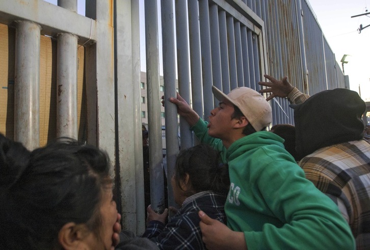Los familiares han protestado fuera de la prisión de Topo Chicho. (Julio César AGUILAR / AFP)