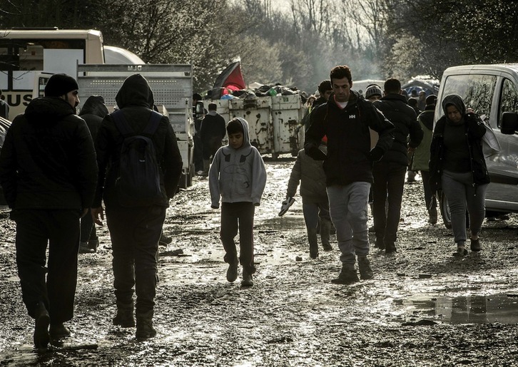 Un grupo de refugiados en Calais. (Philippe HUEGUEN / AFP)
