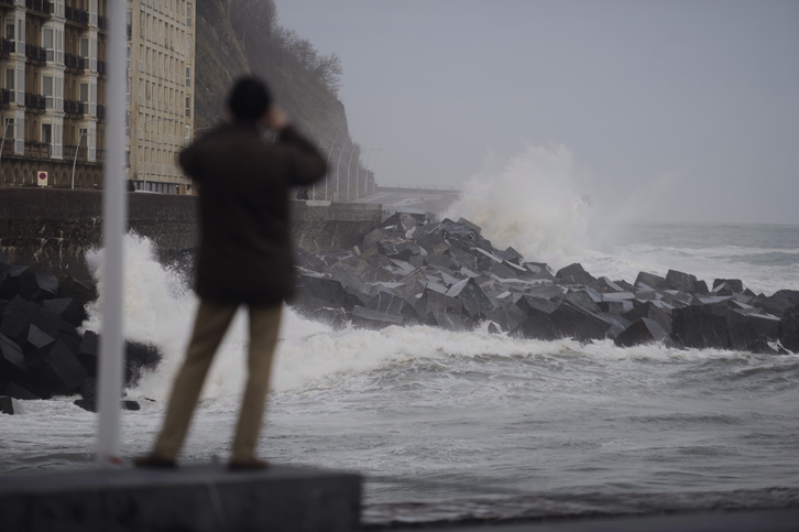 Las olas siguen arremetiendo con fuerza en la costa vasca. (Jon URBE / ARGAZKI PRESS)