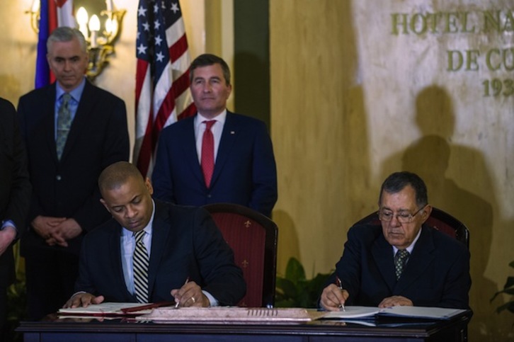 Firma del acuerdo entre los responsables de Transportes de EEUU y Cuba. (Yamil LAGE / AFP)