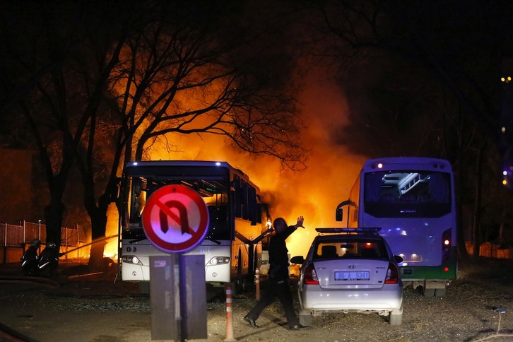Ataque en Ankara contra un autobús militar. (STRINGER)