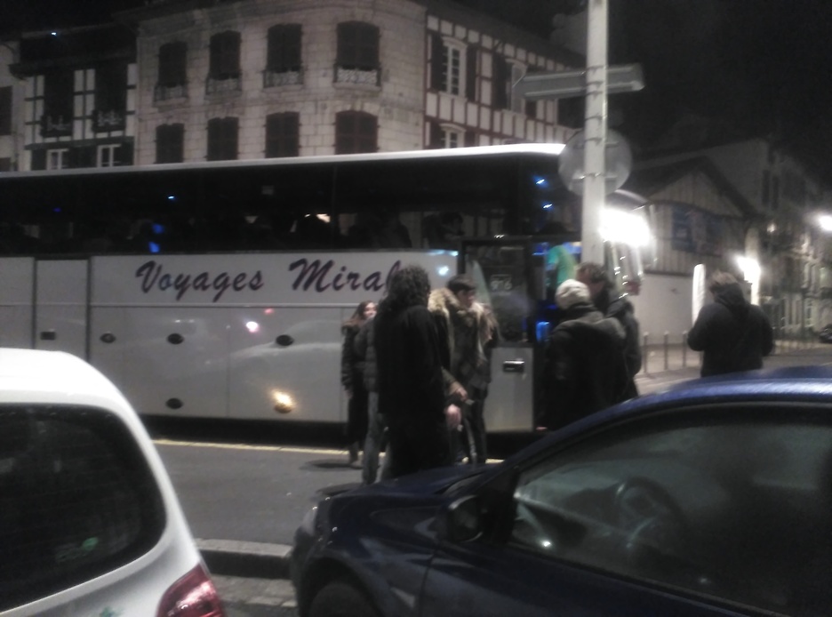 Salida del autobús de Baiona con rumbo a Rennes. (Arantxa MANTEROLA)