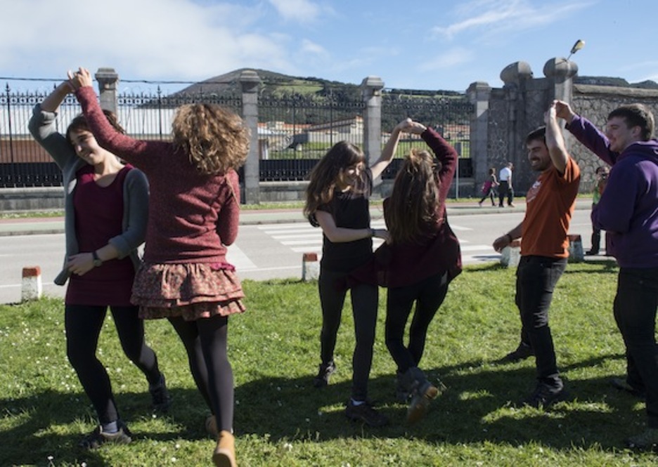 Baile frente a la cárcel cántabra de El Dueso. (Monika DEL VALLE/ARGAZKI PRESS)