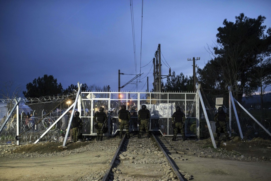 Policías macedonios vigilan el paso fronterizo en Gevgelija. (ROBERT ATANASOVSKI / AFP)  