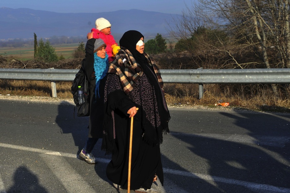 Una mujer herida camina junto a otras personas cerca de la localidad griega de Idomeni, al norte del país. (SAKIS MITROLIDIS / afp) 