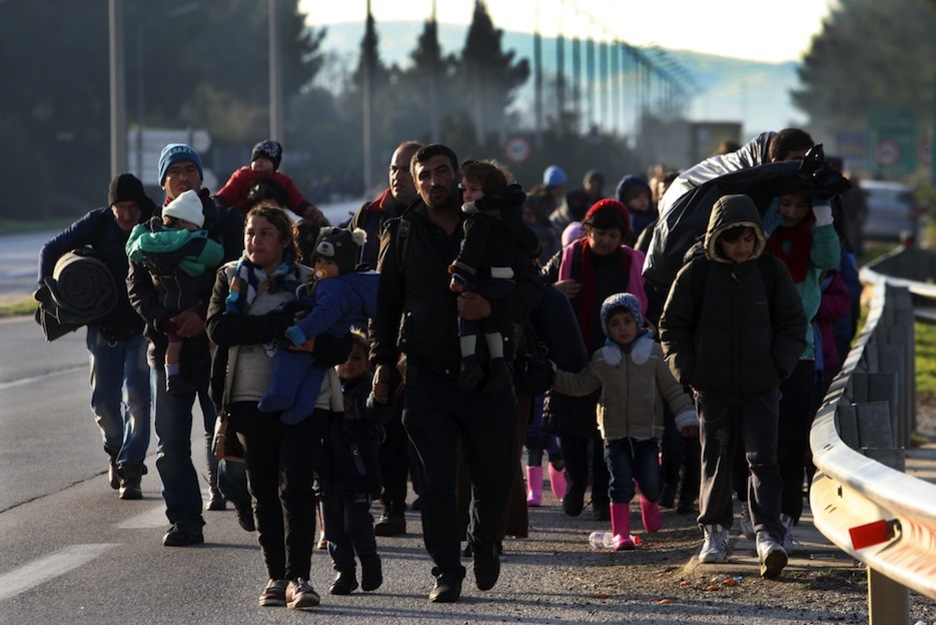 Un grupo de refugiados camina hacia la forntera greco-macedonia. (SAKIS MITROLIDIS / AFP)