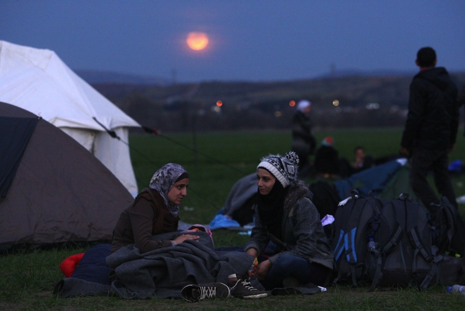 Dos mujeres se disponen a pasar la noche. (SAKIS MITROLIDIS / AFP)
