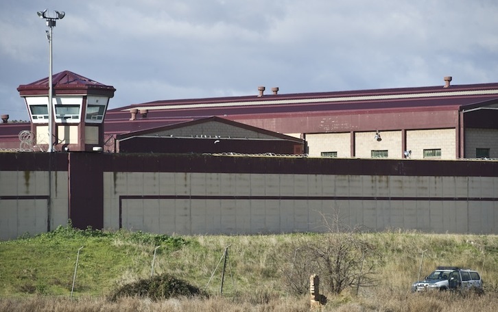 El exterior de la cárcel de Logroño será el escenario de la primera bienvenida a Otegi. (Jagoba MANTEROLA / ARGAZKI PRESS)